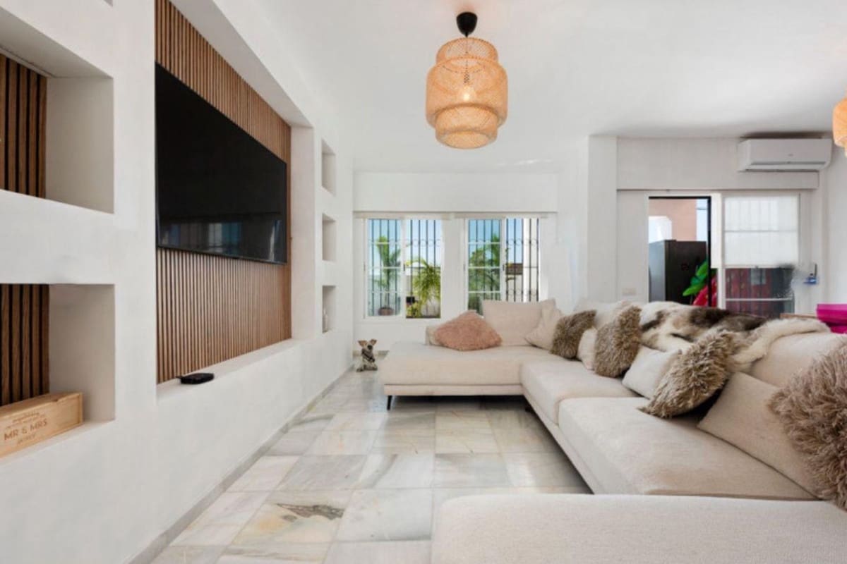 4 makuuhuone Huvila myytävänä paikassa New Golden Mile mukana uima-altaan - 795 000 € (Ref: 9509009)