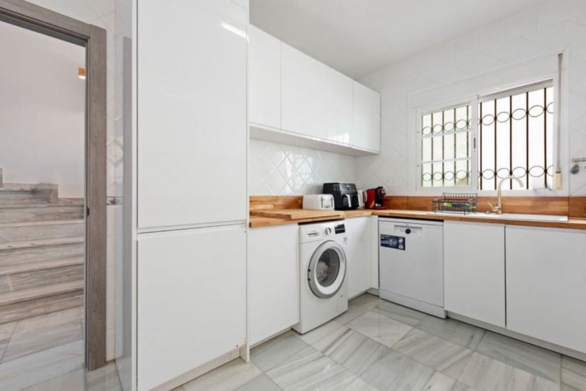 4 makuuhuone Huvila myytävänä paikassa New Golden Mile mukana uima-altaan - 795 000 € (Ref: 9509009)