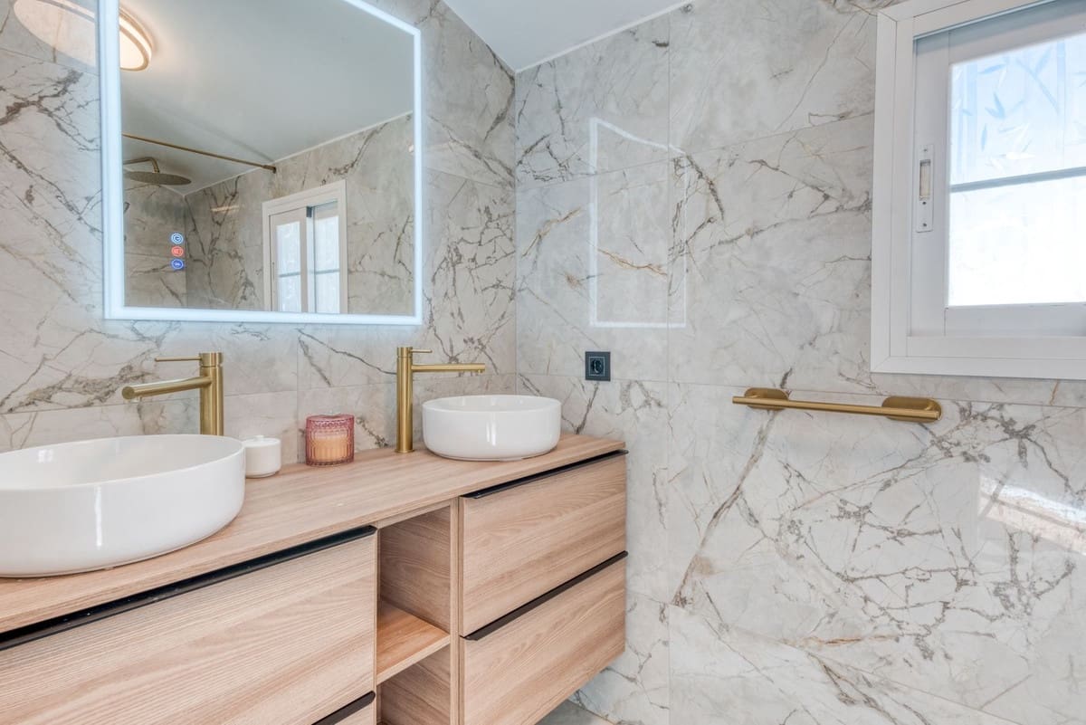 4 bedroom Villa for sale in New Golden Mile with pool - € 795,000 (Ref: 9509009)