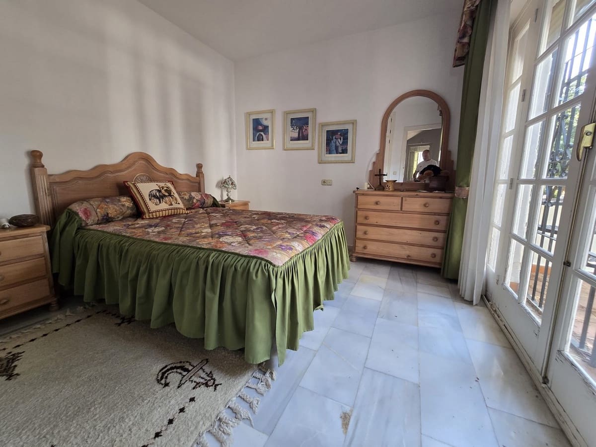 Chalet de 4 habitaciones en Calahonda en venta con piscina - 890.000 € (Ref: 9509012)