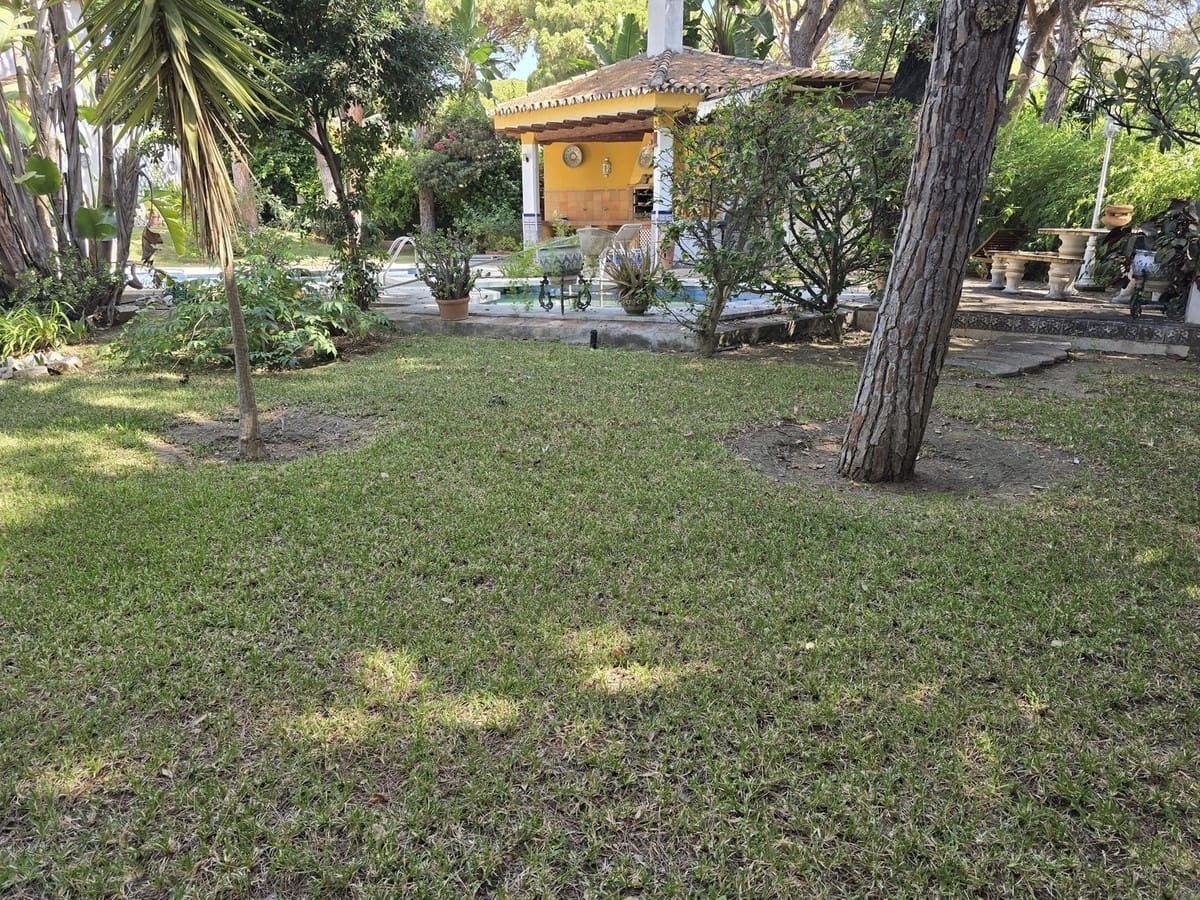 Chalet de 4 habitaciones en Calahonda en venta con piscina - 890.000 € (Ref: 9509012)