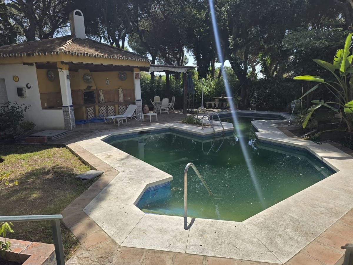 Chalet de 4 habitaciones en Calahonda en venta con piscina - 890.000 € (Ref: 9509012)
