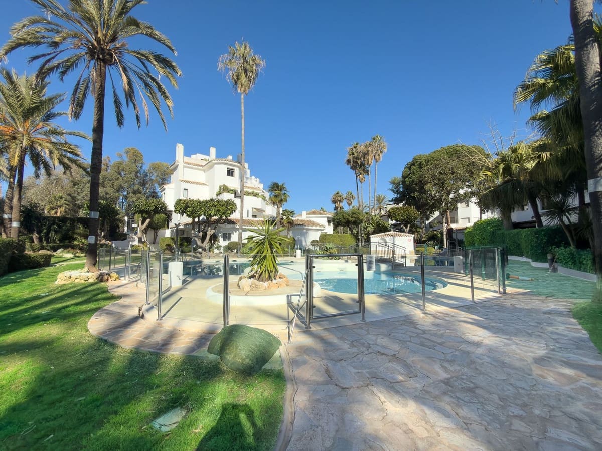 4 soverom Leilighet til salgs i Elviria med svømmebasseng - € 1 100 000 (Ref: 9509013)