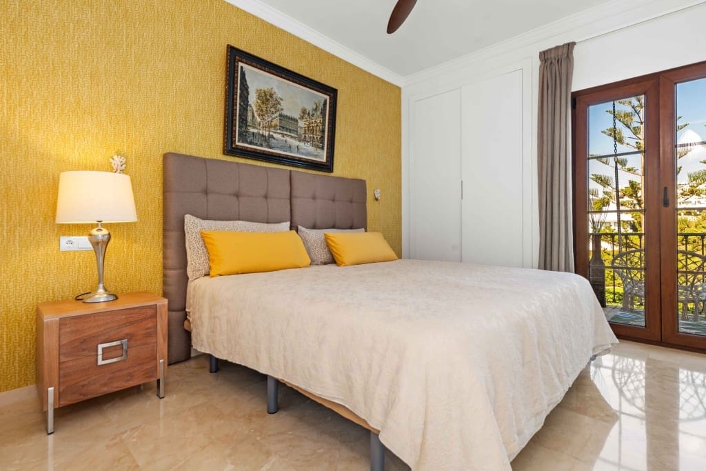 4 soveværelse Villa til salg i Estepona med swimmingpool - € 1.299.000 (Ref: 9509015)