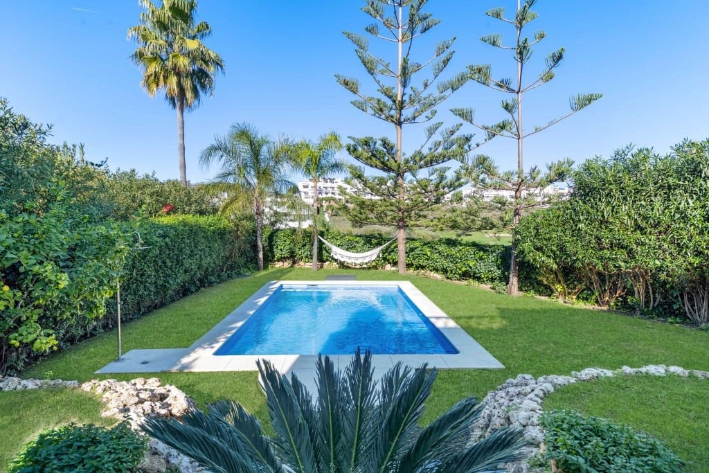 4 soveværelse Villa til salg i Estepona med swimmingpool - € 1.299.000 (Ref: 9509015)