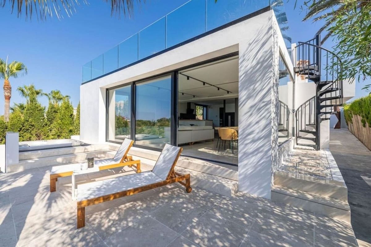 3 slaapkamer Villa te koop in El Faro met zwembad - € 720.000 (Ref: 9509017)