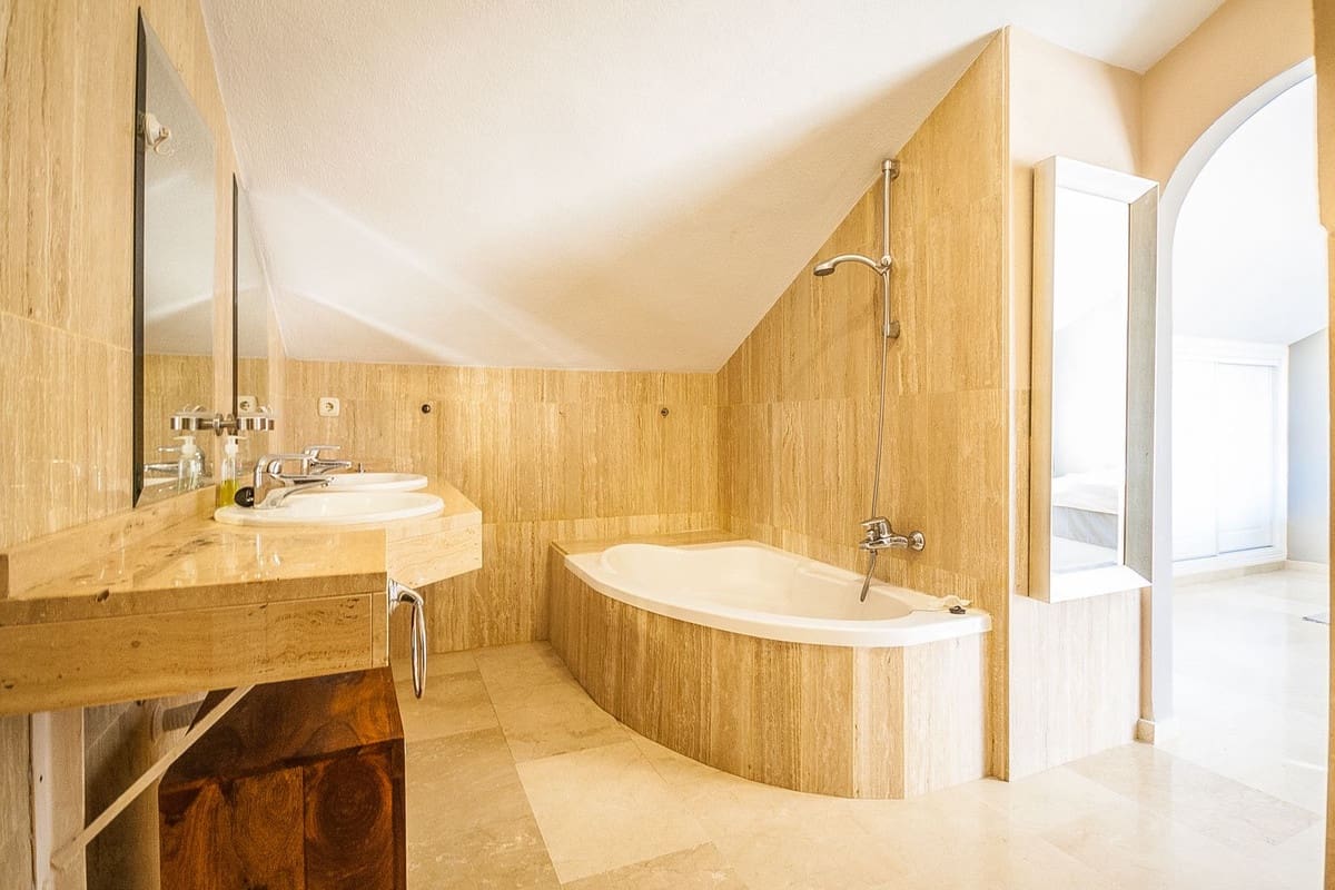 2 bedroom Penthouse for sale in Elviria with pool - € 419,000 (Ref: 9509018)