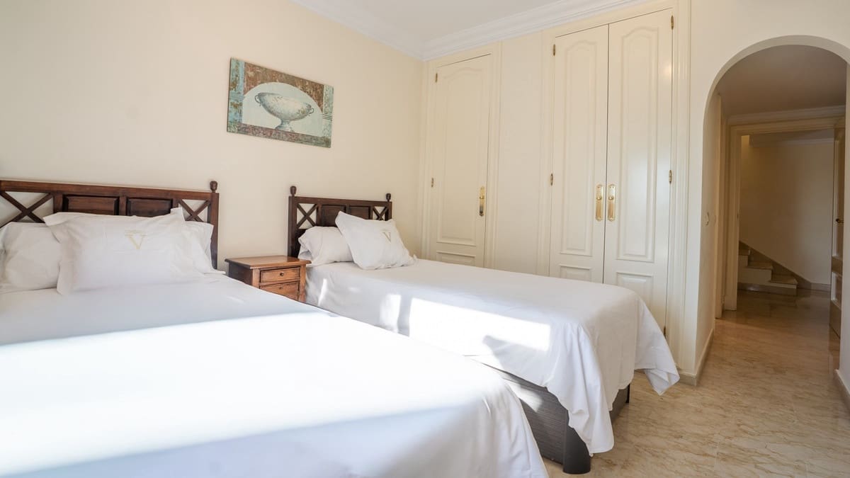 2 Zimmer Penthouse zu verkaufen in Puerto Banus mit Pool - 850.000 € (Ref: 9527976)