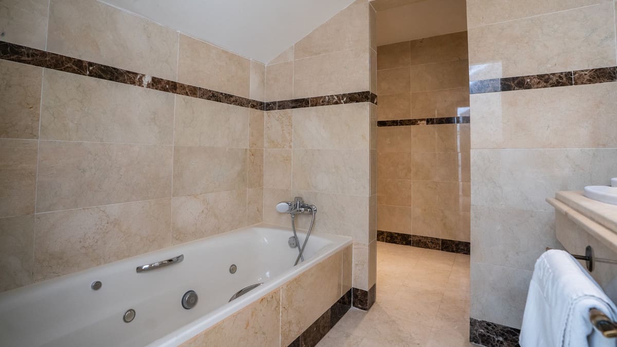 2 Zimmer Penthouse zu verkaufen in Puerto Banus mit Pool - 850.000 € (Ref: 9527976)