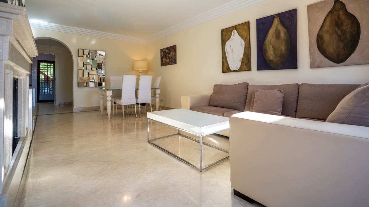 2 Zimmer Penthouse zu verkaufen in Puerto Banus mit Pool - 850.000 € (Ref: 9527976)