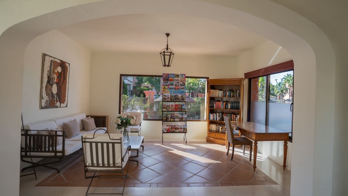 2 Zimmer Penthouse zu verkaufen in Puerto Banus mit Pool - 850.000 € (Ref: 9527976)