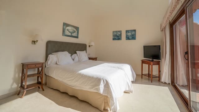 2 Zimmer Penthouse zu verkaufen in Puerto Banus, Marbella mit Pool - 850.000 € (Ref: 9527976)