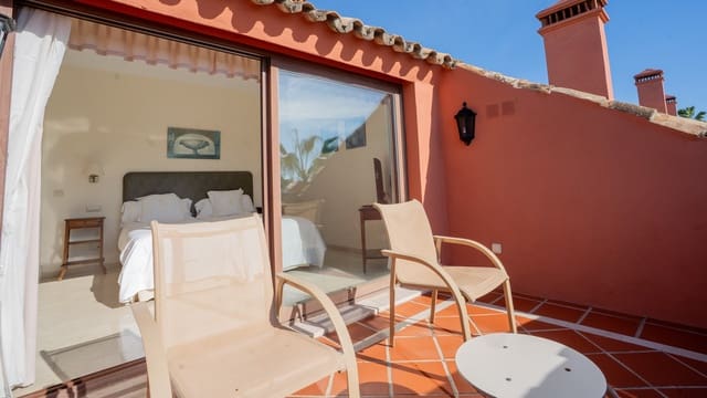 2 Zimmer Penthouse zu verkaufen in Puerto Banus, Marbella mit Pool - 850.000 € (Ref: 9527976)