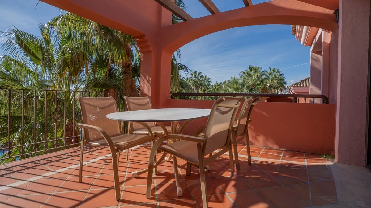 2 Zimmer Penthouse zu verkaufen in Puerto Banus mit Pool - 850.000 € (Ref: 9527976)