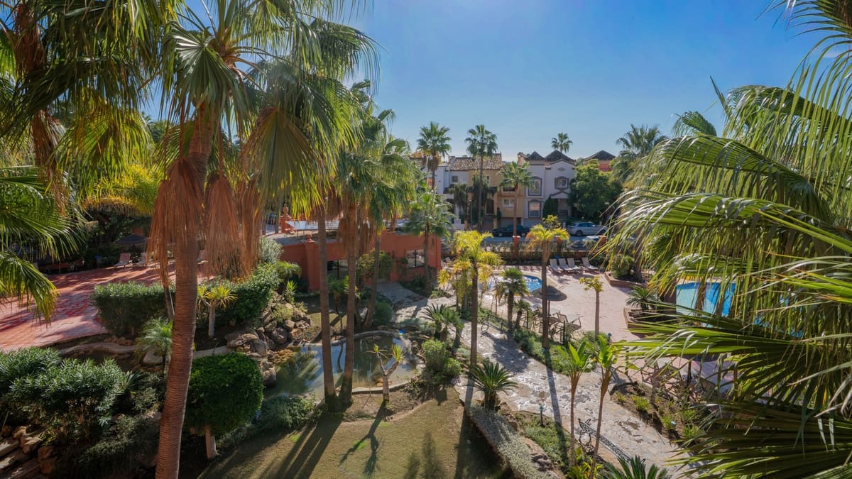 2 Zimmer Penthouse zu verkaufen in Puerto Banus mit Pool - 850.000 € (Ref: 9527976)