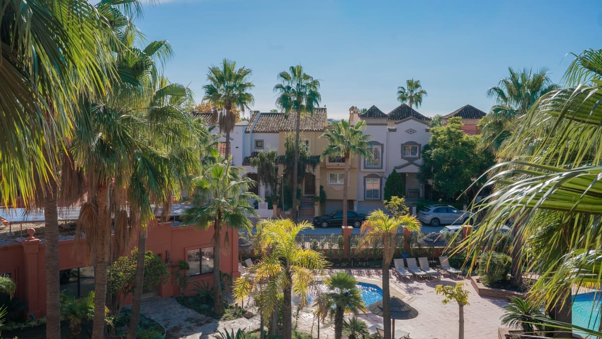 2 Zimmer Penthouse zu verkaufen in Puerto Banus mit Pool - 850.000 € (Ref: 9527976)