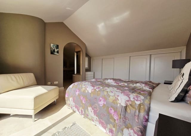 Ático de 2 habitaciones en Elviria, Marbella en venta con piscina - 419.000 € (Ref: 9527978)