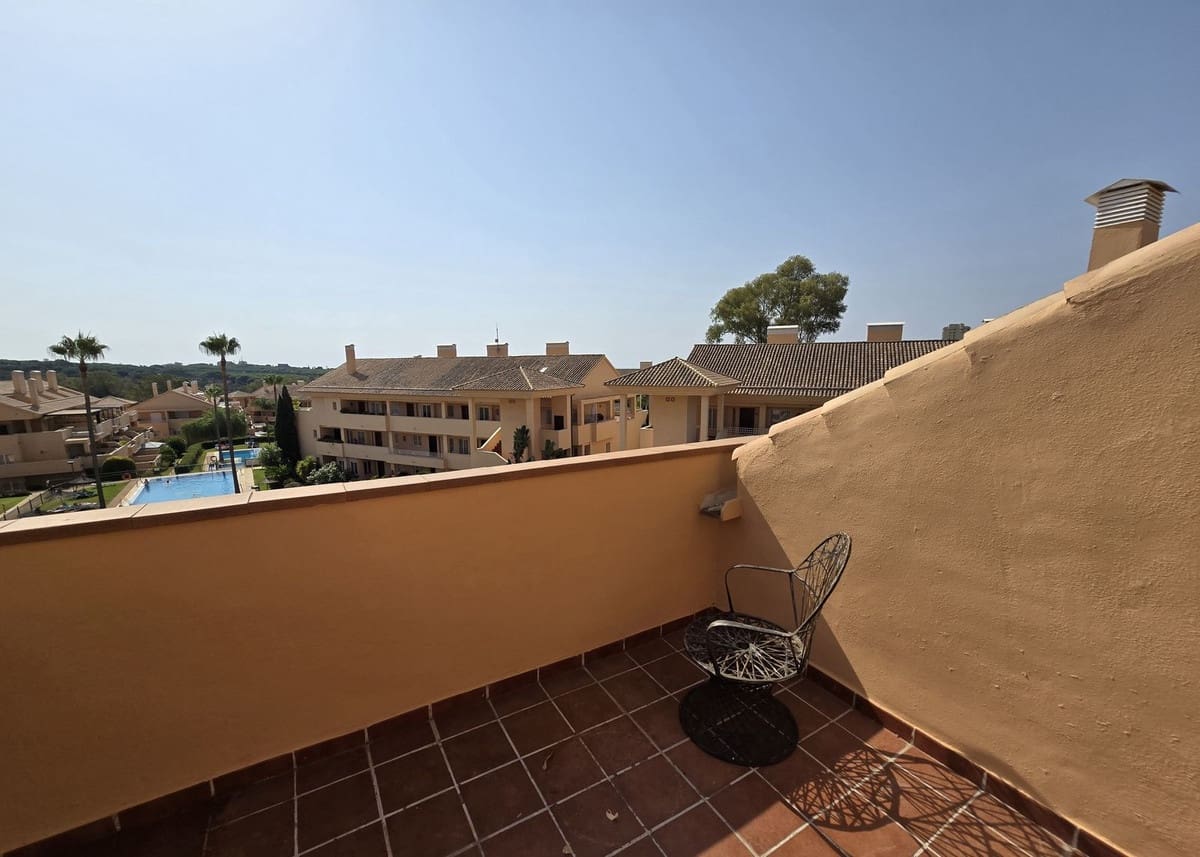 Ático de 2 habitaciones en Elviria en venta con piscina - 419.000 € (Ref: 9527978)