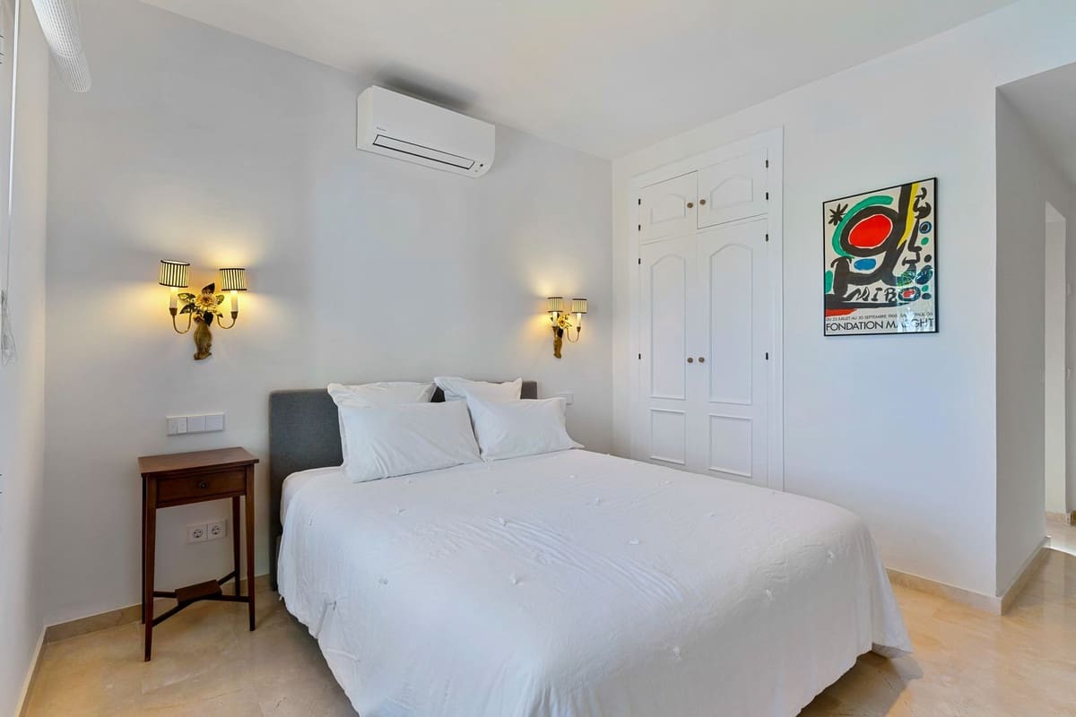 3 slaapkamer Villa te koop in El Paraiso met zwembad - € 1.650.000 (Ref: 9527979)