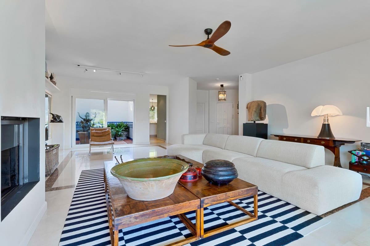 3 slaapkamer Villa te koop in El Paraiso met zwembad - € 1.650.000 (Ref: 9527979)