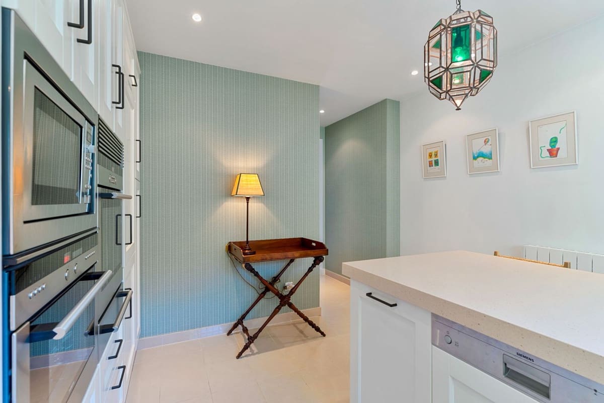 3 slaapkamer Villa te koop in El Paraiso met zwembad - € 1.650.000 (Ref: 9527979)