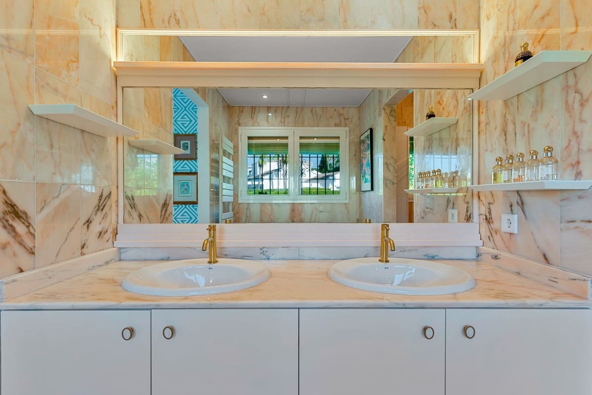 3 slaapkamer Villa te koop in El Paraiso met zwembad - € 1.650.000 (Ref: 9527979)