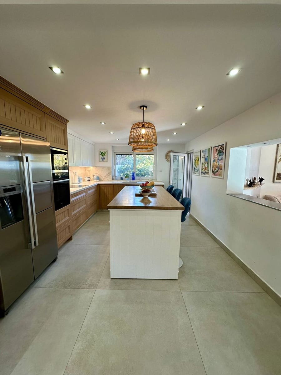 6 sovrum Villa till salu i New Golden Mile med pool - 1 560 000 € (Ref: 9527980)