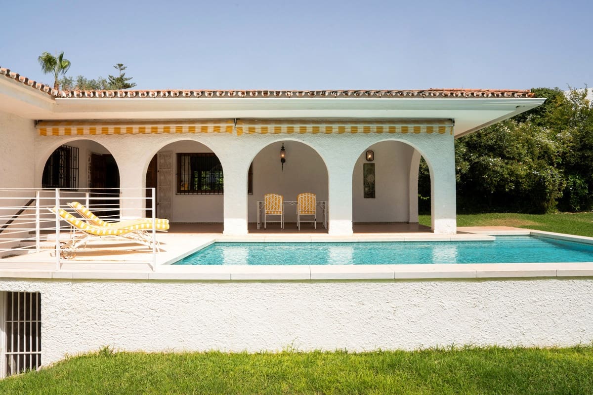 3 bedroom Villa for sale in San Pedro de Alcantara with pool - € 1,095,000 (Ref: 9527981)