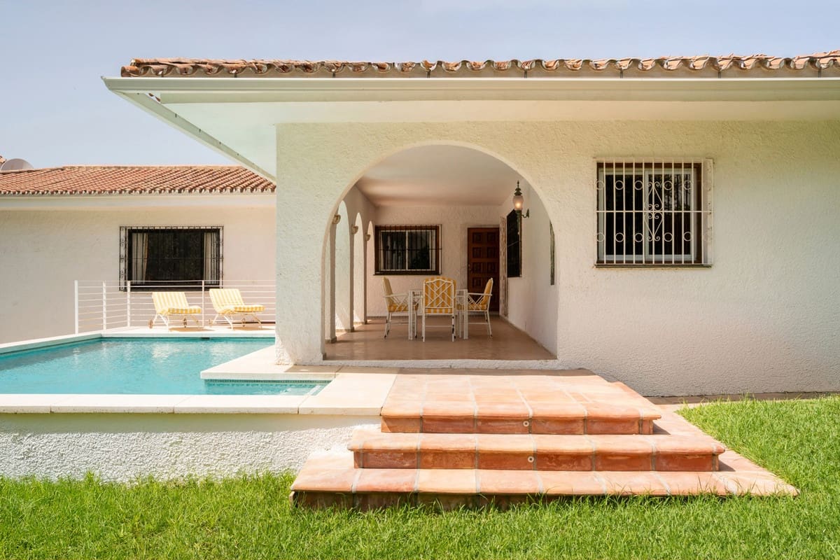 3 bedroom Villa for sale in San Pedro de Alcantara with pool - € 1,095,000 (Ref: 9527981)