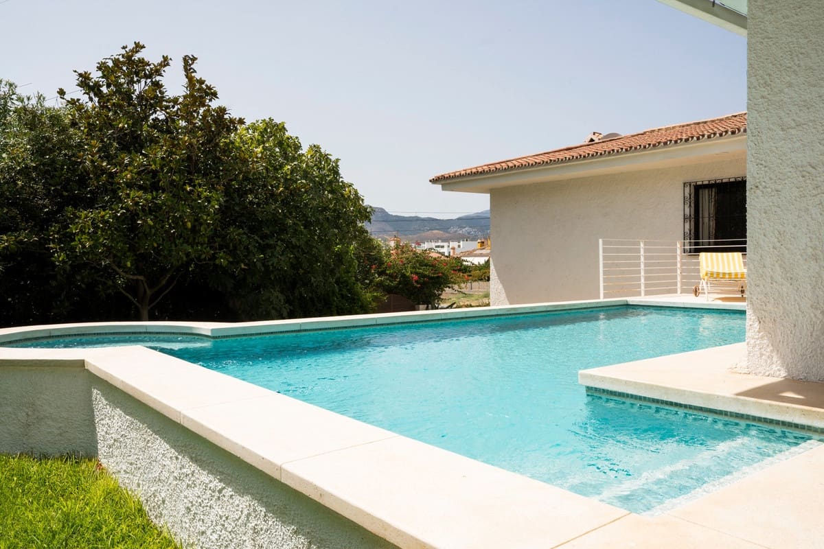 3 bedroom Villa for sale in San Pedro de Alcantara with pool - € 1,095,000 (Ref: 9527981)