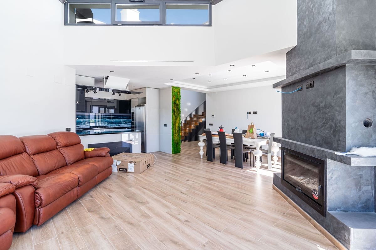 3 slaapkamer Villa te koop in Estepona met zwembad - € 1.300.000 (Ref: 9527982)