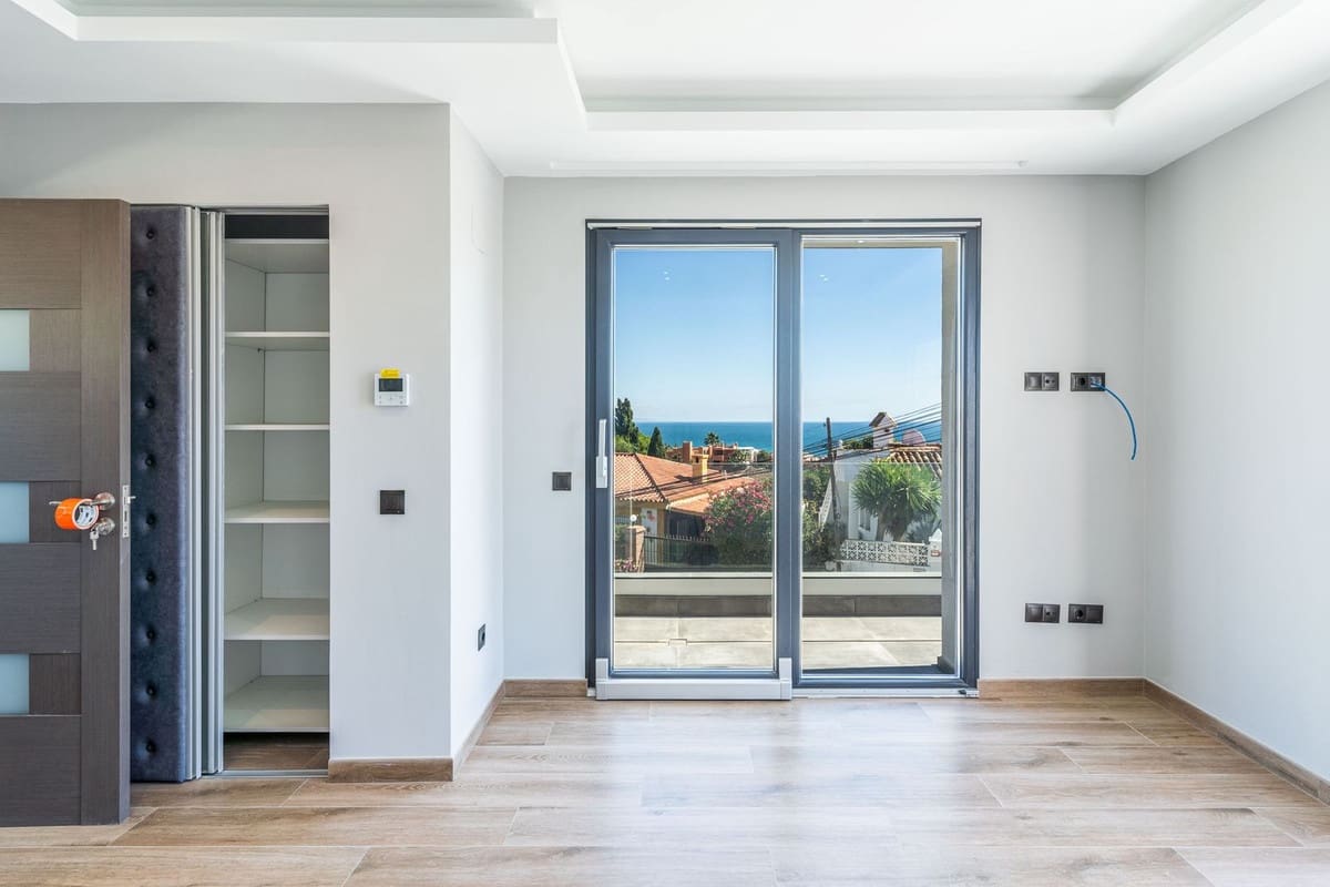 3 slaapkamer Villa te koop in Estepona met zwembad - € 1.300.000 (Ref: 9527982)