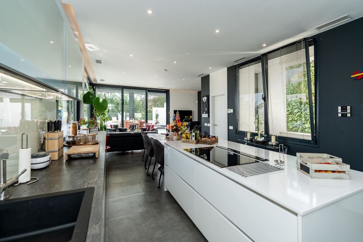 3 bedroom Villa for sale in Cerro del Aguila with pool - € 1,250,000 (Ref: 9527985)