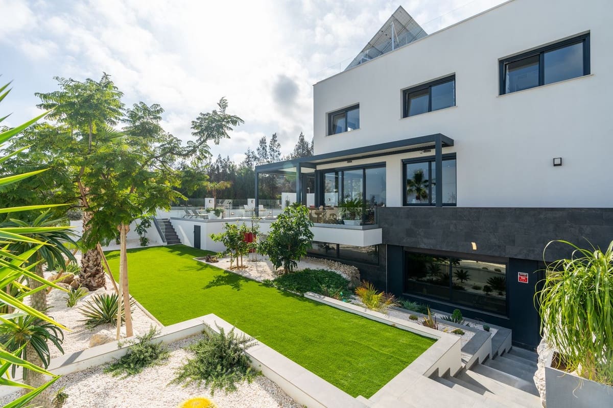 3 bedroom Villa for sale in Cerro del Aguila with pool - € 1,250,000 (Ref: 9527985)