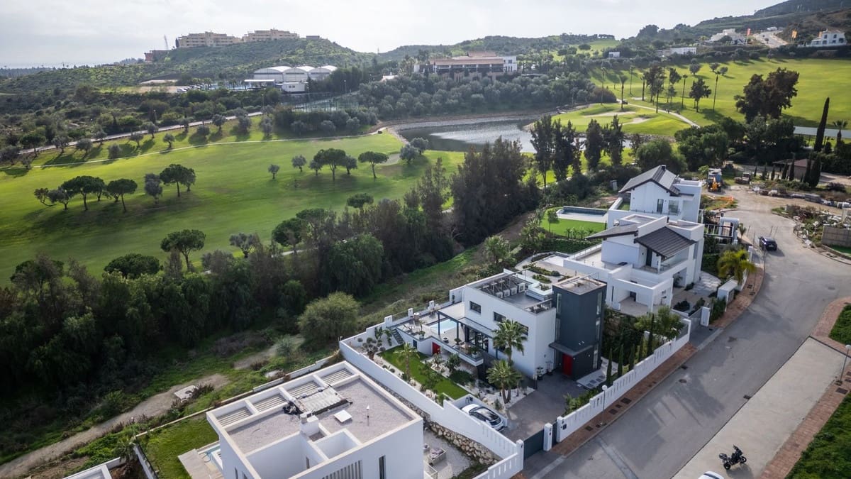 3 bedroom Villa for sale in Cerro del Aguila with pool - € 1,250,000 (Ref: 9527985)