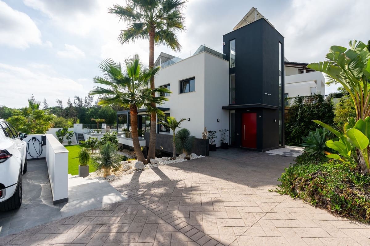 3 bedroom Villa for sale in Cerro del Aguila with pool - € 1,250,000 (Ref: 9527985)