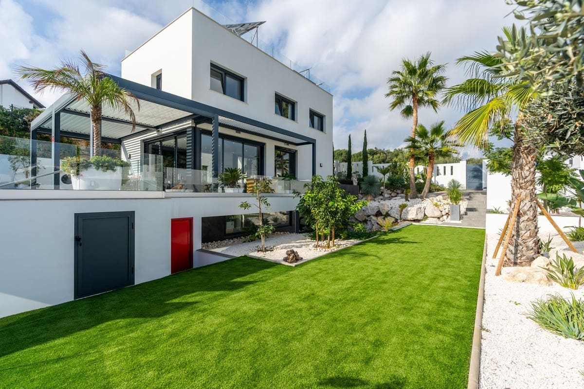 3 bedroom Villa for sale in Cerro del Aguila with pool - € 1,250,000 (Ref: 9527985)