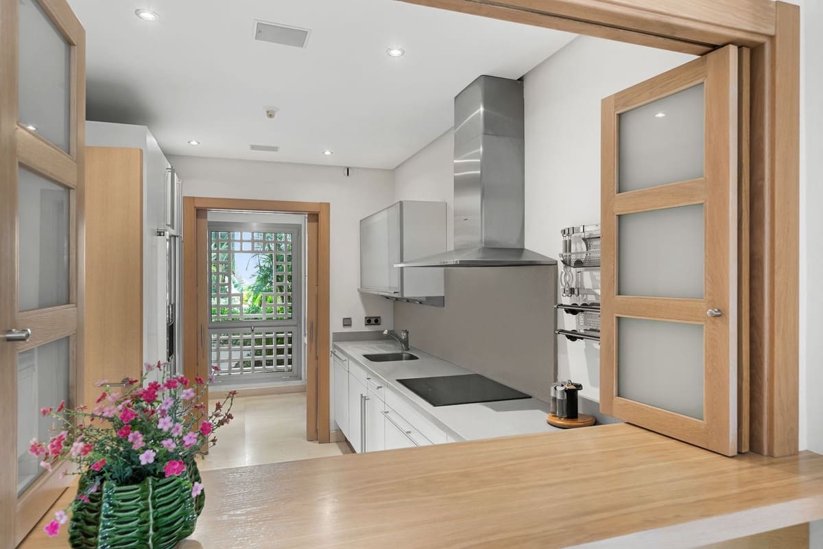 2 slaapkamer Appartement te koop in Golden Mile met zwembad - € 1.080.000 (Ref: 9527986)