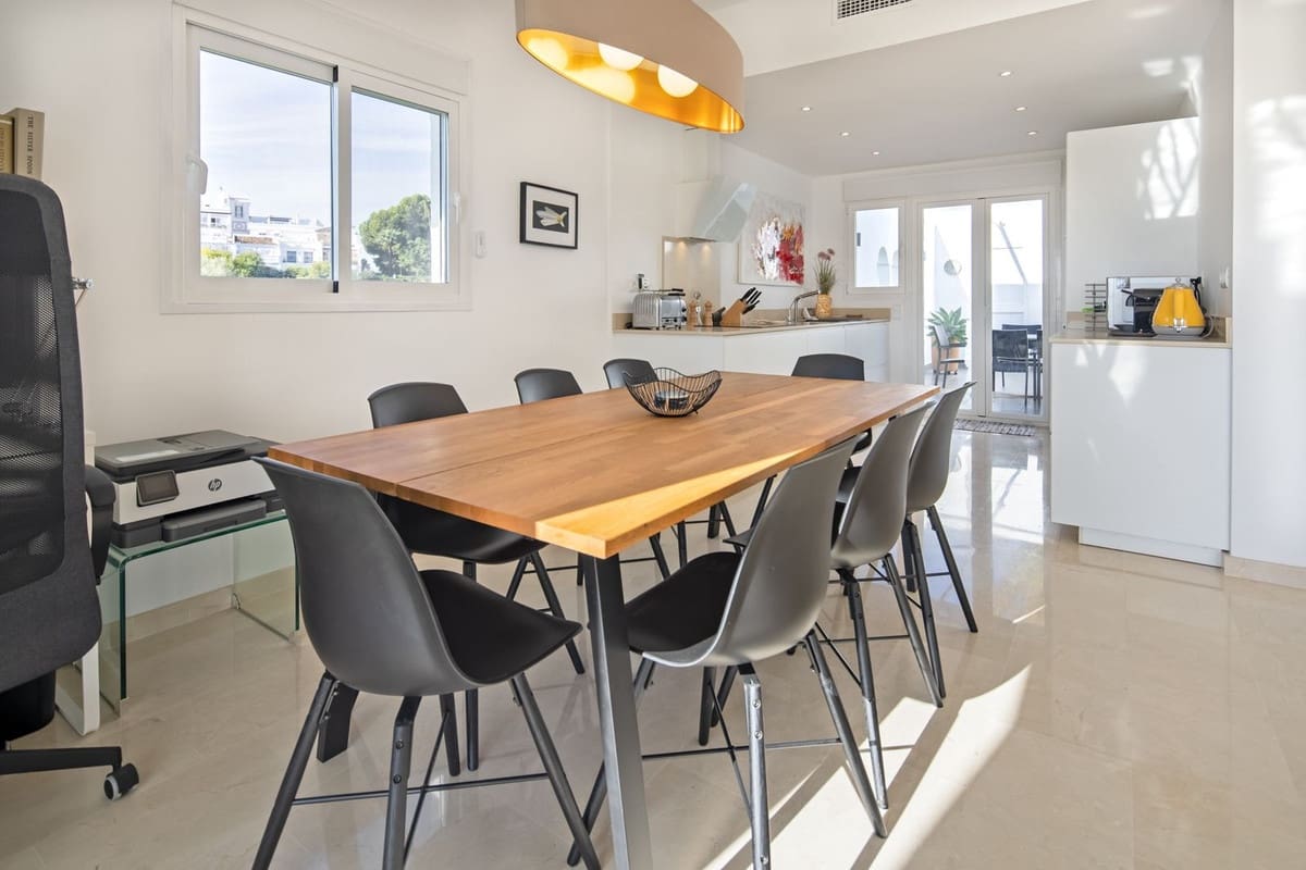 4 soveværelse Byhus til salg i Nueva Andalucia med swimmingpool - € 995.000 (Ref: 9530873)