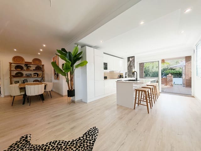 3 chambre Maison de Ville à vendre à Las Chapas, Marbella avec piscine - 795 000 € (Ref: 9534034)