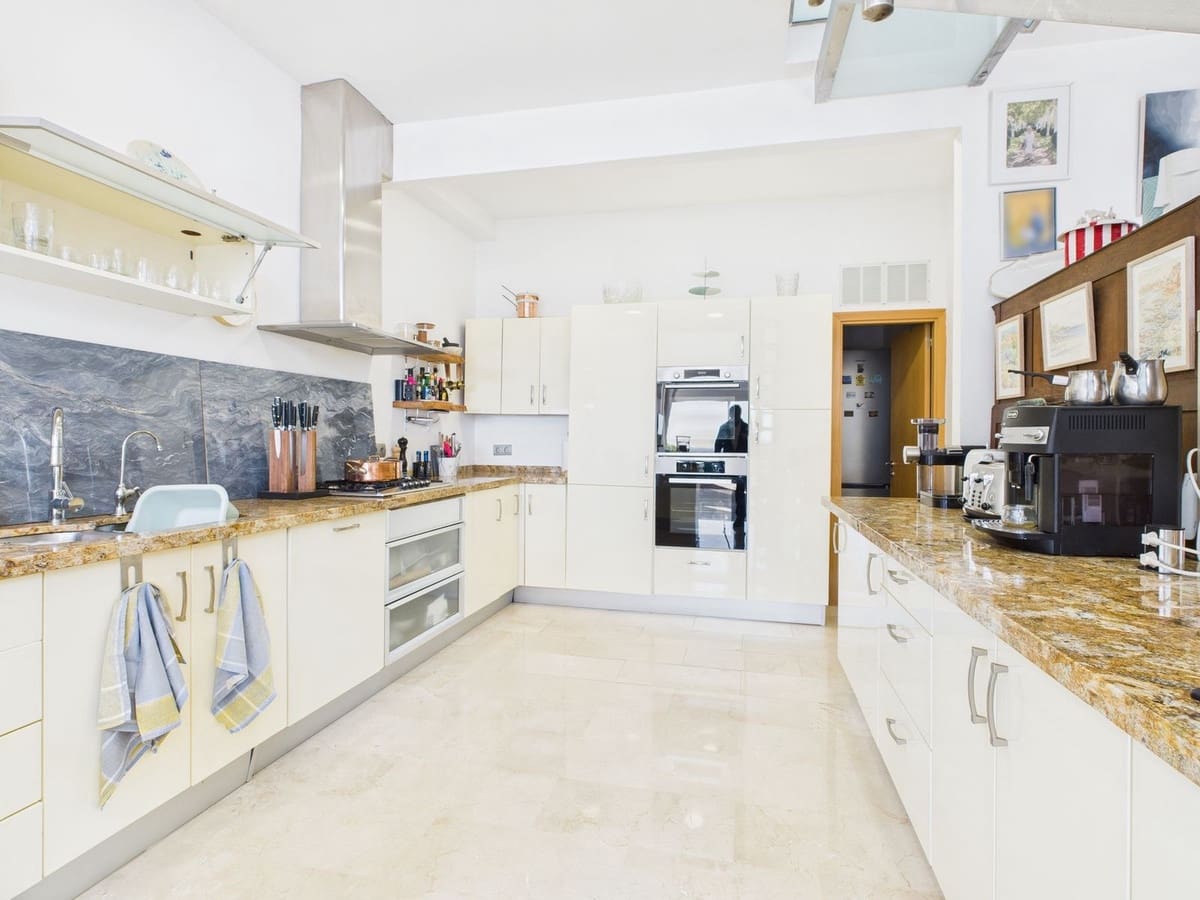 4 soverom Villa til salgs i Estepona med svømmebasseng - € 1 195 000 (Ref: 9534035)