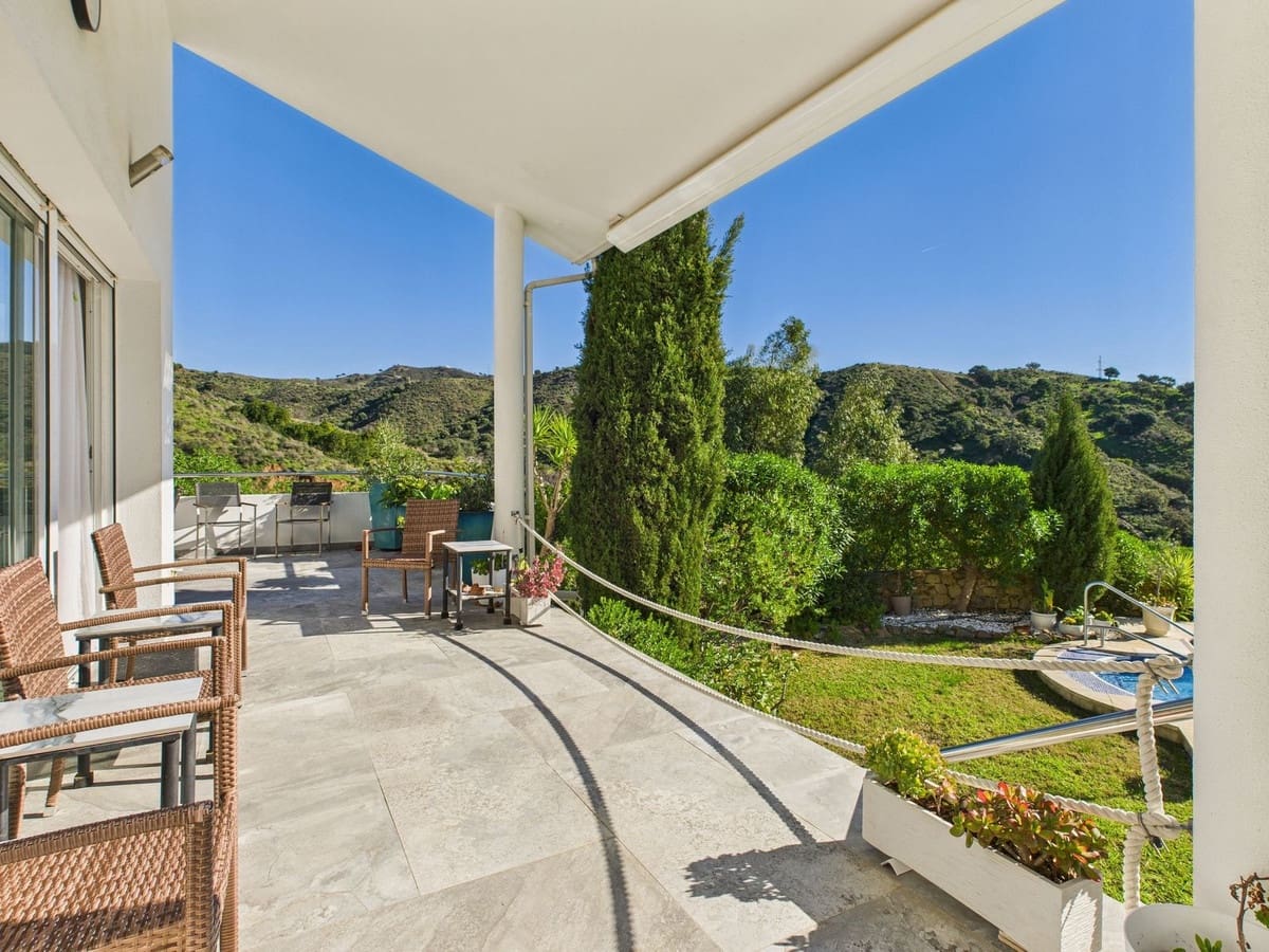 4 soverom Villa til salgs i Estepona med svømmebasseng - € 1 195 000 (Ref: 9534035)