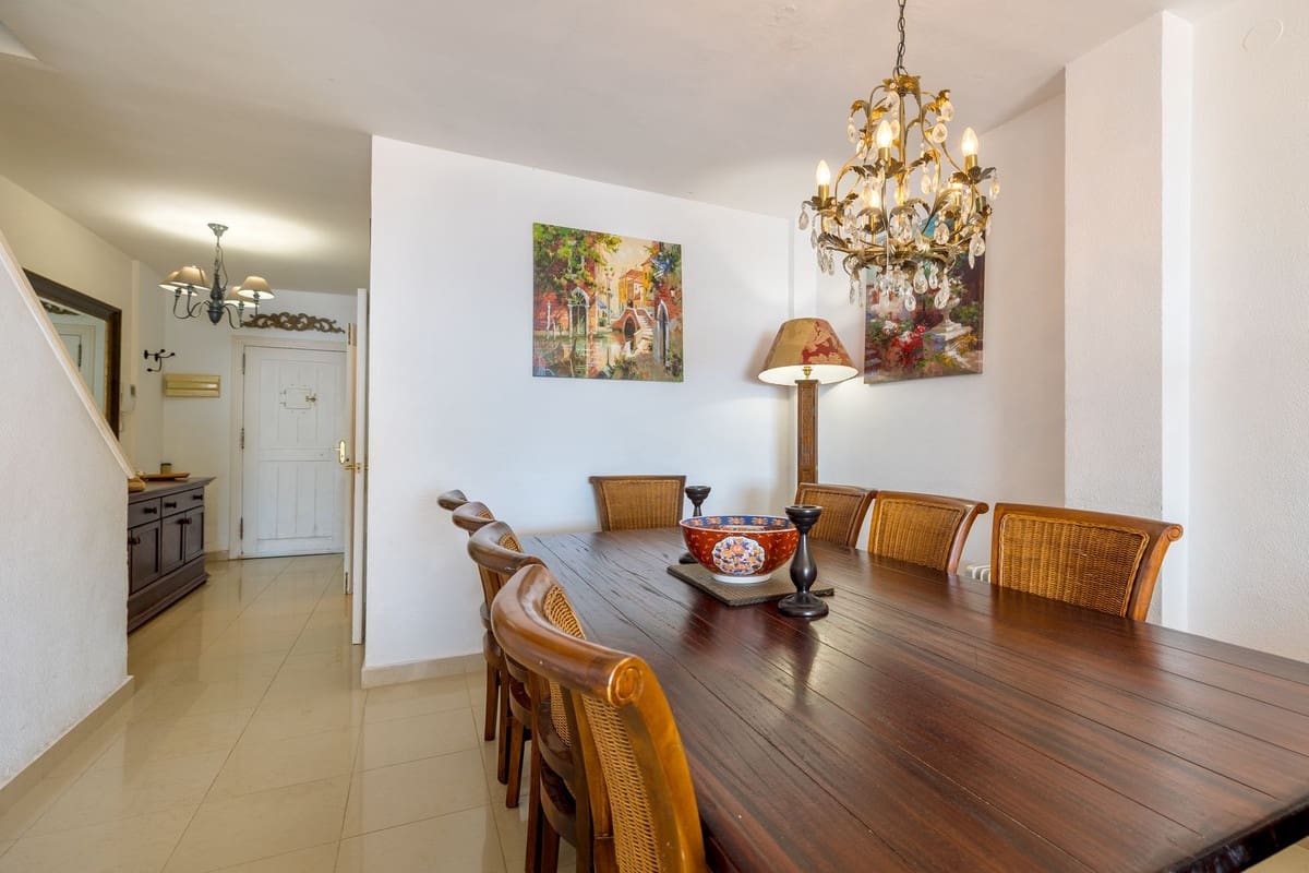 4 bedroom Townhouse for sale in Estepona with pool - € 795,000 (Ref: 9534039)