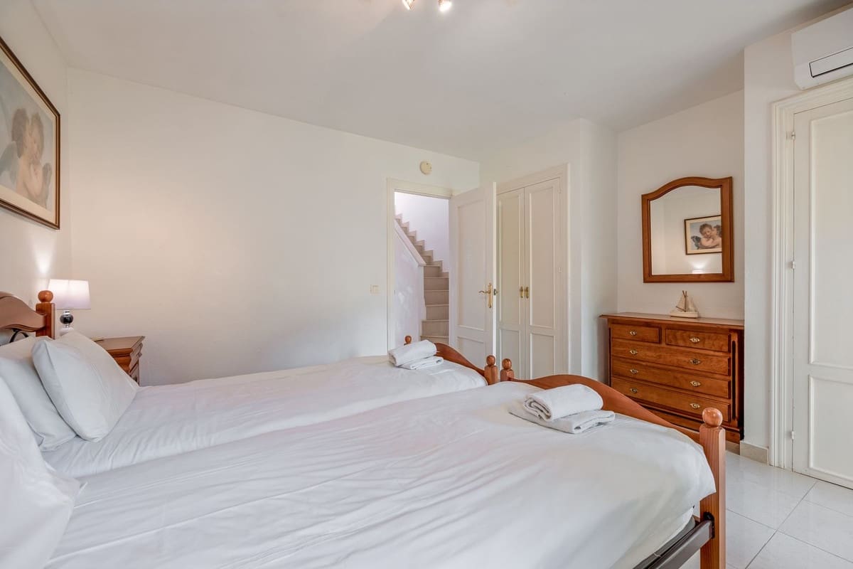 4 bedroom Townhouse for sale in Estepona with pool - € 795,000 (Ref: 9534039)