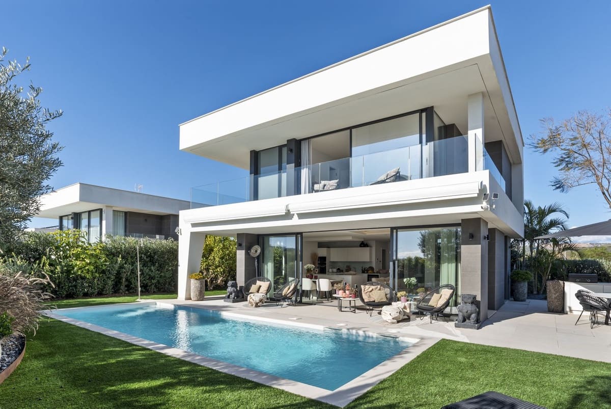 3 slaapkamer Villa te koop in Manilva met zwembad - € 1.295.000 (Ref: 9534040)