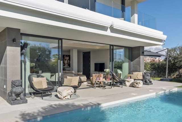 3 slaapkamer Villa te koop in Manilva Pueblo, Manilva met zwembad - € 1.295.000 (Ref: 9534040)