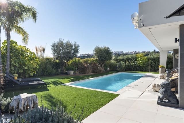 3 slaapkamer Villa te koop in Manilva Pueblo, Manilva met zwembad - € 1.295.000 (Ref: 9534040)