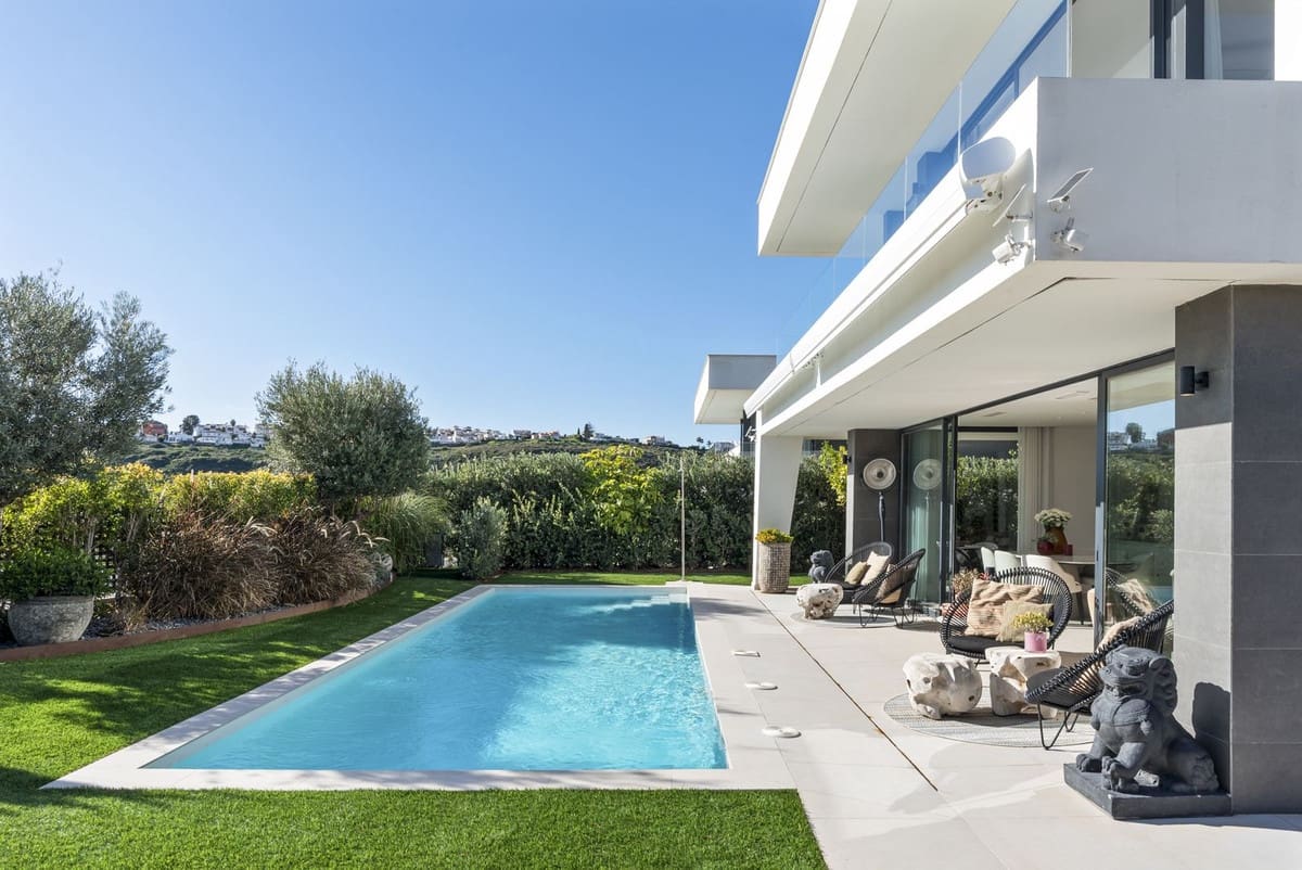 3 slaapkamer Villa te koop in Manilva met zwembad - € 1.295.000 (Ref: 9534040)