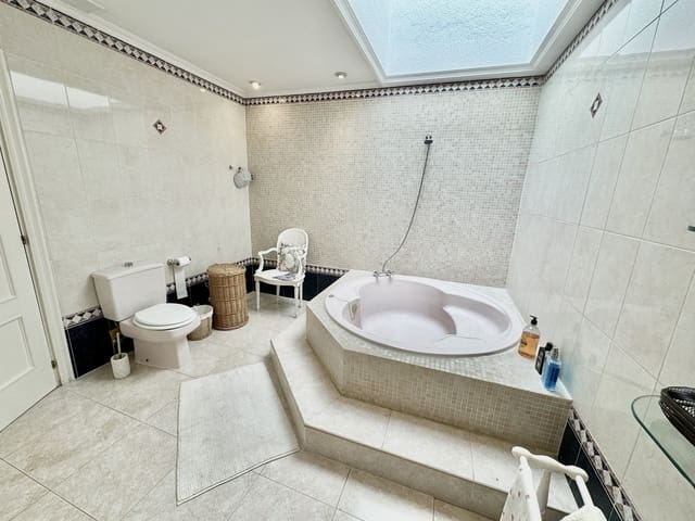 6 sovrum Villa till salu i San Pedro de Alcántara Pueblo, Marbella med pool - 2 400 000 € (Ref: 9541726)