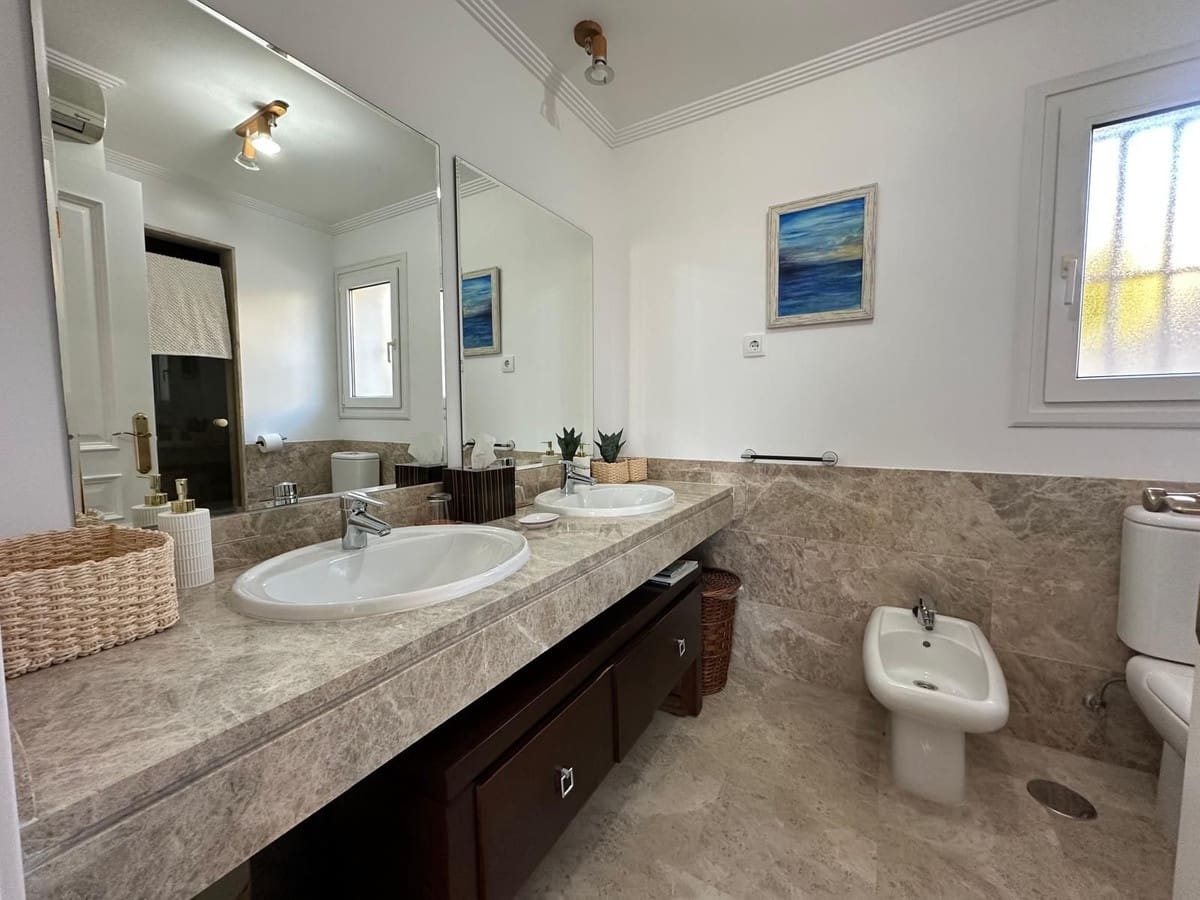 4 bedroom Townhouse for sale in Marbella with pool - € 970,000 (Ref: 9551959)